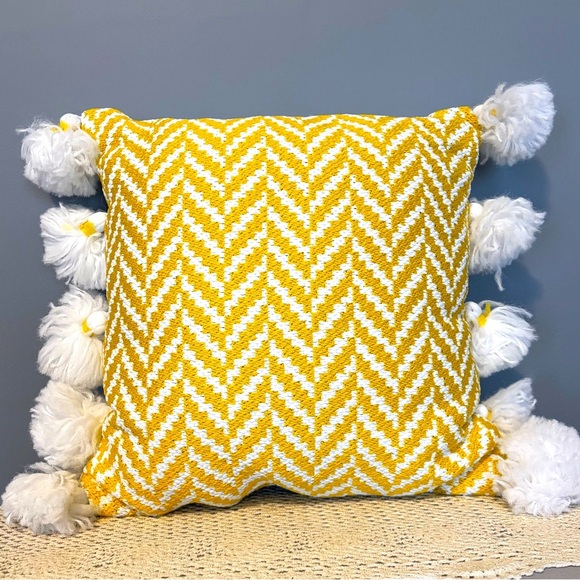 DKNY Pom Pom Pillow - Like New - Beautiful Condition - Picture 1 of 6